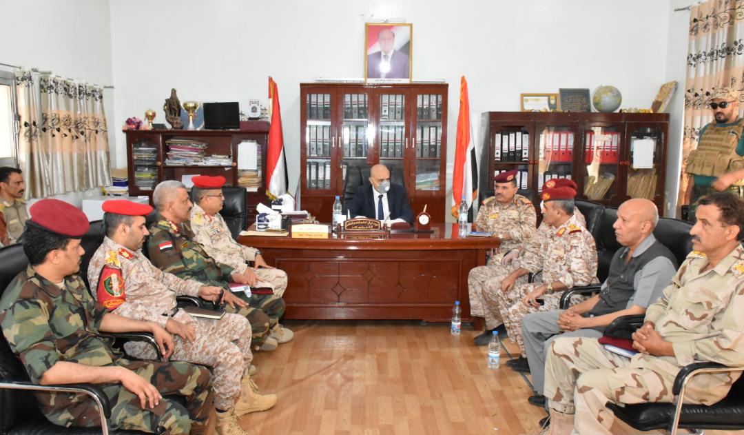 محافظ تعز يشدد على اليقظة ورفع الجاهزية ومواصلة الانتصارات على المليشيات الحوثية 